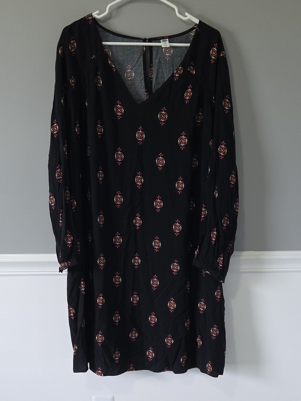 Womens Black Long Sleeve V-Neck Shift Dress with Pink Medallion Print 2XL